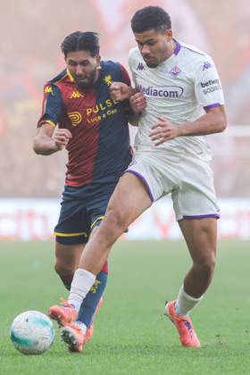 Genoa™s Mikael Ellertsson fights for the ball during the Serie A soccer match between Genoa and Fiorentina at the Luigi Ferraris Stadium in Genoa, Italy - Sunday, November 09, 2025. - Soccer . Copyright: xTanoxPecoraro LaPressex