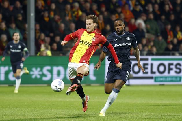 DEVENTER - (l-r) Melle Meulensteen of Go Ahead Eagles, Cyle Larin of Feyenoord during the Dutch Eredivisie match between Go Ahead Eagles and Feyenoord in De Adelaarshorst on November 9, 2025 in Deventer, Netherlands. ANP VINCENT JANNINK Eredivisie 2025-2026 xVIxANPxSportx xxANPxIVx 541702385 originalFilename: 541702385
