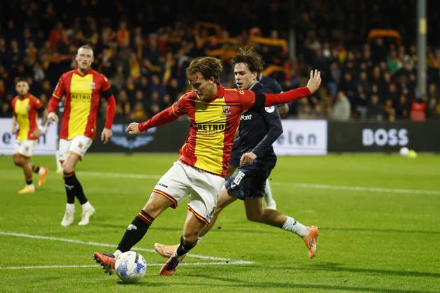 DEVENTER - (L-R) Melle Meulensteen of Go Ahead Eagles, Leo Sauer of Feyenoord during the Dutch Eredivisie match between Go Ahead Eagles and Feyenoord at De Adelaarshorst on November 9, 2025, in Deventer, Netherlands. ANP VINCENT JANNINK Eredivisie 2025-2026 xVIxANPxSportx xxANPxIVx 541703496 originalFilename: 541703496