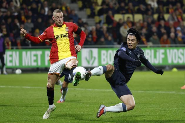 DEVENTER - (l-r) Joris Kramer of Go Ahead Eagles, Ayase Ueda of Feyenoord during the Dutch Eredivisie match between Go Ahead Eagles and Feyenoord at De Adelaarshorst on November 9, 2025, in Deventer, Netherlands. ANP VINCENT JANNINK Eredivisie 2025-2026 xVIxANPxSportx xxANPxIVx 541709249 originalFilename: 541709249