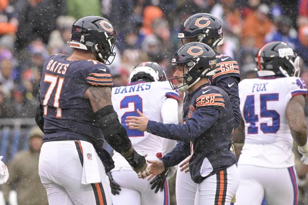 Chicago Bears place kicker Cairo Santos (8) celebrates his third quarter field goal against the New York Giants at Soldier Field in Chicago on Sunday, November 9, 2025. The Bears defeated the Giants 24-20.  CHI20251109116 MARKxBLACK