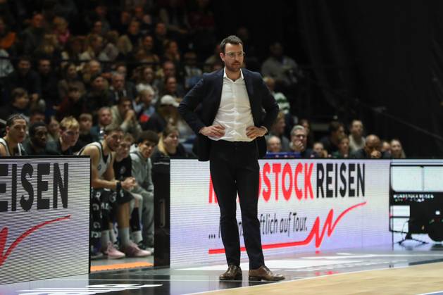 07.11.2025, xgox, Basketball easyCredit BBL, Basketball Loewen Braunschweig - Veolia Hamburg Towers emspor, v.l. Benka Barloschky (Hamburg, Trainer) Braunschweig