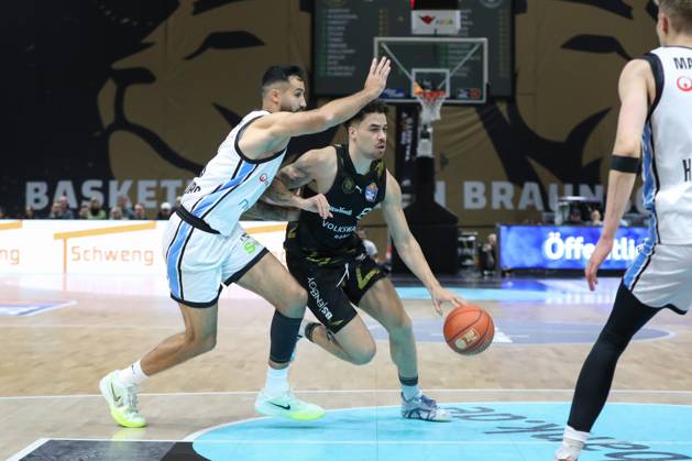 07.11.2025, xgox, Basketball easyCredit BBL, Basketball Loewen Braunschweig - Veolia Hamburg Towers emspor, v.l. Martin Breunig (Hamburg, 13), Joshua Obiesie (Braunschweig, 8) Braunschweig