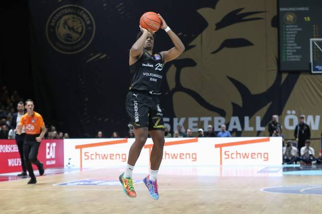 07.11.2025, xgox, Basketball easyCredit BBL, Basketball Loewen Braunschweig - Veolia Hamburg Towers emspor, v.l. Kenneth Ogbe (Hamburg, 25) Braunschweig