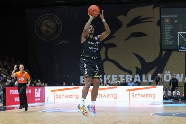 07.11.2025, xgox, Basketball easyCredit BBL, Basketball Loewen Braunschweig - Veolia Hamburg Towers emspor, v.l. Kenneth Ogbe (Hamburg, 25) Braunschweig