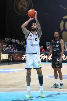 07.11.2025, xgox, Basketball easyCredit BBL, Basketball Loewen Braunschweig - Veolia Hamburg Towers emspor, v.l. Martin Breunig (Hamburg, 13) wirft Korb, wirft, trifft, Korb, Treffer, scores Braunschweig
