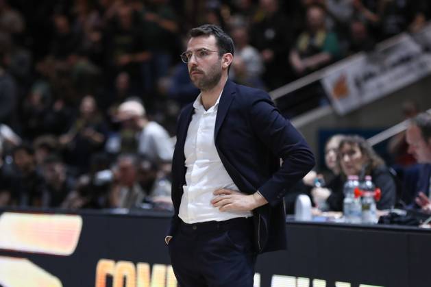 07.11.2025, xgox, Basketball easyCredit BBL, Basketball Loewen Braunschweig - Veolia Hamburg Towers emspor, v.l. Benka Barloschky (Hamburg, Trainer) Braunschweig