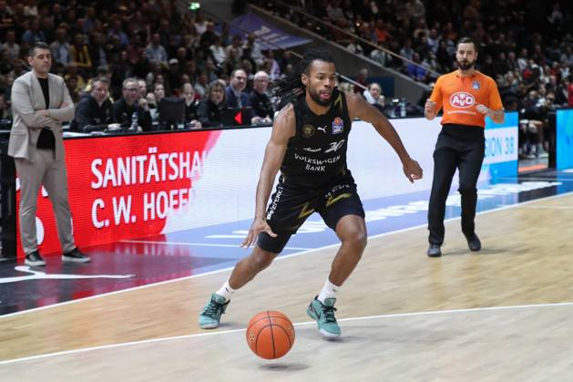 07.11.2025, xgox, Basketball easyCredit BBL, Basketball Loewen Braunschweig - Veolia Hamburg Towers emspor, v.l. Chip Flanigan (Braunschweig, 30) Braunschweig