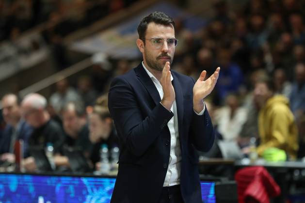 07.11.2025, xgox, Basketball easyCredit BBL, Basketball Loewen Braunschweig - Veolia Hamburg Towers emspor, v.l. Benka Barloschky (Hamburg, Trainer) gibt Anweisungen, gestikuliert mit den Armen, gesticulate, gives instructions Braunschweig