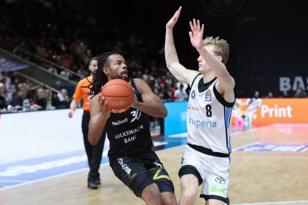 07.11.2025, xgox, Basketball easyCredit BBL, Basketball Loewen Braunschweig - Veolia Hamburg Towers emspor, v.l. Chip Flanigan (Braunschweig, 30), Jared Grey (Hamburg, 8) Braunschweig