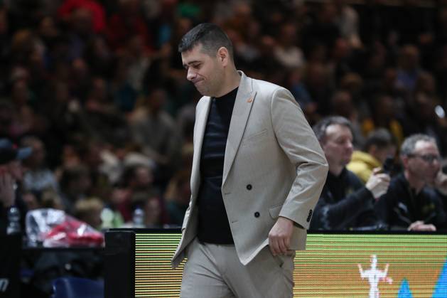 07.11.2025, xgox, Basketball easyCredit BBL, Basketball Loewen Braunschweig - Veolia Hamburg Towers emspor, v.l. Konstantin Papazoglou (Braunschweig, Trainer) enttaeuscht, enttäuscht, schaut enttaeuscht, niedergeschlagen, disappointed Braunschweig