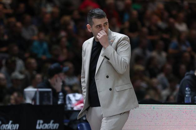 07.11.2025, xgox, Basketball easyCredit BBL, Basketball Loewen Braunschweig - Veolia Hamburg Towers emspor, v.l. Konstantin Papazoglou (Braunschweig, Trainer) enttaeuscht, enttäuscht, schaut enttaeuscht, niedergeschlagen, disappointed Braunschweig