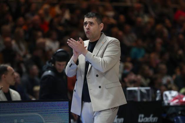 07.11.2025, xgox, Basketball easyCredit BBL, Basketball Loewen Braunschweig - Veolia Hamburg Towers emspor, v.l. Konstantin Papazoglou (Braunschweig, Trainer) enttaeuscht, enttäuscht, schaut enttaeuscht, niedergeschlagen, disappointed Braunschweig