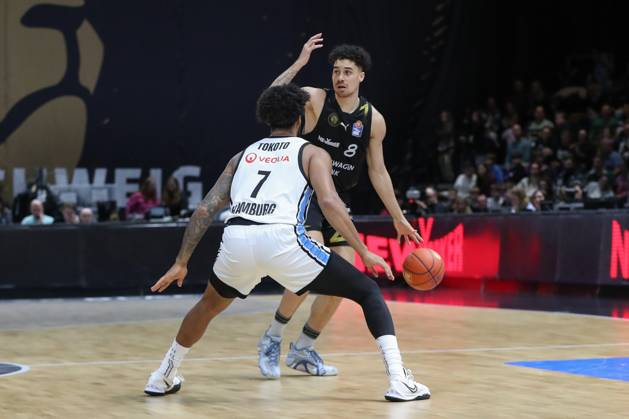 07.11.2025, xgox, Basketball easyCredit BBL, Basketball Loewen Braunschweig - Veolia Hamburg Towers emspor, v.l. Jean Pierre Tokoto (Hamburg, 7), Joshua Obiesie (Braunschweig, 8) Braunschweig