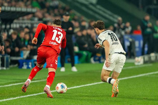 Philipp Sander (Borussia Moenchengladbach, 16) im Laufduell mit Said El Mala (1. FC Koeln, 13) VfL Borussia Moenchengladbach vs. 1. FC Koeln, Fussball, 1. Bundesliga, 10. Spieltag, Saison 2025 2026, 08.11.2025 DFL REGULATIONS PROHIBIT ANY USE OF PHOTOGRAPHS AS IMAGE SEQUENCES AND OR QUASI-VIDEO VfL Borussia Moenchengladbach vs. 1. FC Koeln, Fussball, 1. Bundesliga, 10. Spieltag, Saison 2025 2026, 08.11.2025 Moenchengladbach Copyright: xEibner-Pressefoto J.xDerondeaux EP_JDU