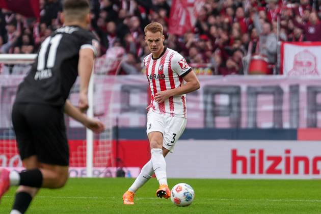 Philipp Lienhart (SC Freiburg, 03) am Ball , Deutschland, Fussball, 1. Bundesliga, 10.Spieltag, 2025 2026, SC Freiburg vs. FC St. Pauli, 09.11.2025, Europa-Park Stadion, Freiburg, Deutschland DFL REGULATIONS PROHIBIT ANY USE OF PHOTOGRAPHS AS IMAGE SEQUENCES AND OR QUASI-VIDEO. Freiburg Europa-Park Stadion Baden-Württemberg Deutschland Copyright: xArnexAmbergx
