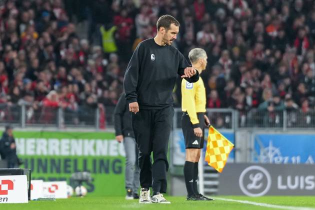 Julian Schuster (SC Freiburg, Trainer) schaut auf die Uhr , Deutschland, Fussball, 1. Bundesliga, 10.Spieltag, 2025 2026, SC Freiburg vs. FC St. Pauli, 09.11.2025, Europa-Park Stadion, Freiburg, Deutschland DFL REGULATIONS PROHIBIT ANY USE OF PHOTOGRAPHS AS IMAGE SEQUENCES AND OR QUASI-VIDEO. Freiburg Europa-Park Stadion Baden-Württemberg Deutschland Copyright: xArnexAmbergx
