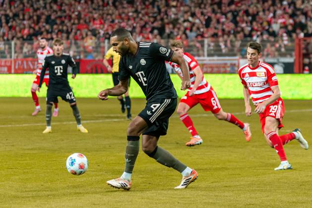 Jonathan Tah (FC Bayern München) in Aktion, am Ball, Einzelaktion waehrend des spiels der Bundesliga zwischen 1. FC Union Berlin und FC Bayern München, Stadion An der Alten Försterei am 08. November 2025 in Berlin, Deutschland. (Foto von Mario Hommes DeFodi Images) +++ Jonathan Tah (FC Bayern München) controls the ball during the Bundesliga match between 1. FC Union Berlin and FC Bayern München at Stadion An der Alten Försterei on November 8, 2025 in Berlin, Germany. (Photo by Mario Hommes DeFodi Images) DFL regulations prohibit any use of photographs as image sequences and or quasi-video. Jonathan Tah FC Bayern München in action, on the ball, individual action during the Bundesliga match between 1 FC Union Berlin and FC Bayern München, Stadion An der Alten Försterei on November 8, 2025 in Berlin, Germany Photo by Mario Hommes DeFodi Images Jonathan Tah FC Bayern München controls the ball during the Bundesliga match between 1 FC Union Berlin and FC Bayern München at Stadion An der Alten Försterei on November 8, 2025 in Berlin, Germany Photo by Mario Hommes DeFodi Images DFL regulations prohibit any use of photographs as image sequences and or quasi video
