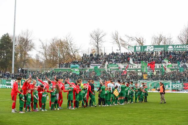 Leipzig, 08.11.2025, Alfred-Kunze-Sportpark, Fußball, Männer, Saison 2025 2026, Regionalliga Nordost, 15. Spieltag , BSG Chemie Leipzig - ZFC Meuselwitz , Im Bild.:Aufstellung der Mannschaften ,