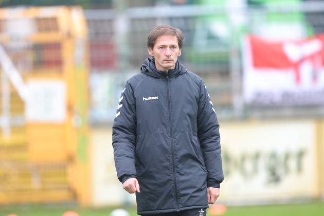 Leipzig, 08.11.2025, Alfred-Kunze-Sportpark, Fußball, Männer, Saison 2025 2026, Regionalliga Nordost, 15. Spieltag , BSG Chemie Leipzig - ZFC Meuselwitz , Im Bild: Trainer Georg-Martin Leopold, ZFC Meuselwitz ,