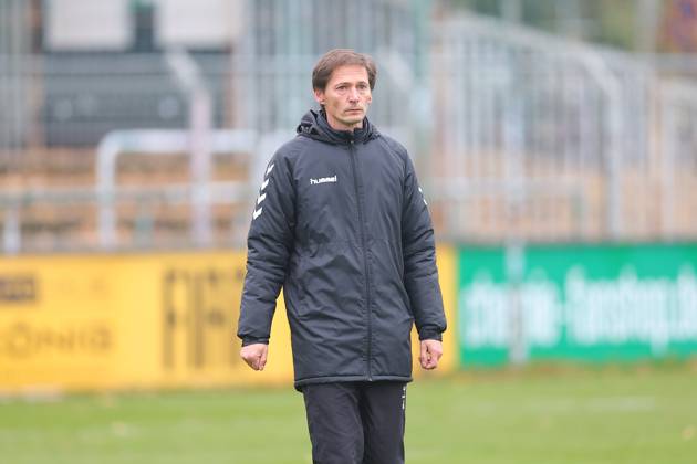 Leipzig, 08.11.2025, Alfred-Kunze-Sportpark, Fußball, Männer, Saison 2025 2026, Regionalliga Nordost, 15. Spieltag , BSG Chemie Leipzig - ZFC Meuselwitz , Im Bild: Trainer Georg-Martin Leopold, ZFC Meuselwitz ,