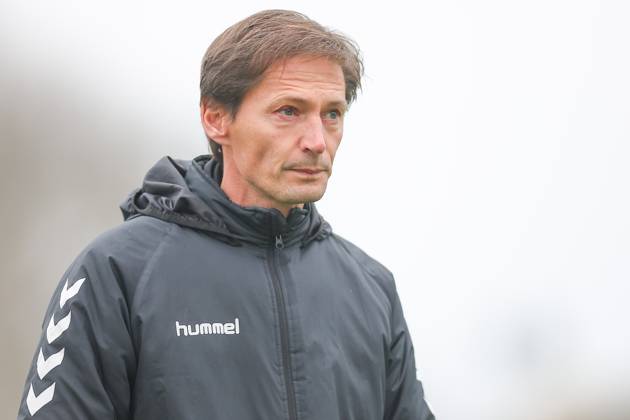 Leipzig, 08.11.2025, Alfred-Kunze-Sportpark, Fußball, Männer, Saison 2025 2026, Regionalliga Nordost, 15. Spieltag , BSG Chemie Leipzig - ZFC Meuselwitz , Im Bild: Trainer Georg-Martin Leopold, ZFC Meuselwitz ,