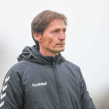 Leipzig, 08.11.2025, Alfred-Kunze-Sportpark, Fußball, Männer, Saison 2025 2026, Regionalliga Nordost, 15. Spieltag , BSG Chemie Leipzig - ZFC Meuselwitz , Im Bild: Trainer Georg-Martin Leopold, ZFC Meuselwitz ,