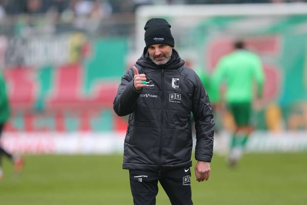 Leipzig, 08.11.2025, Alfred-Kunze-Sportpark, Fußball, Männer, Saison 2025 2026, Regionalliga Nordost, 15. Spieltag , BSG Chemie Leipzig - ZFC Meuselwitz , Im Bild: Trainer Adrian Alipour, Chemie Leipzig ,