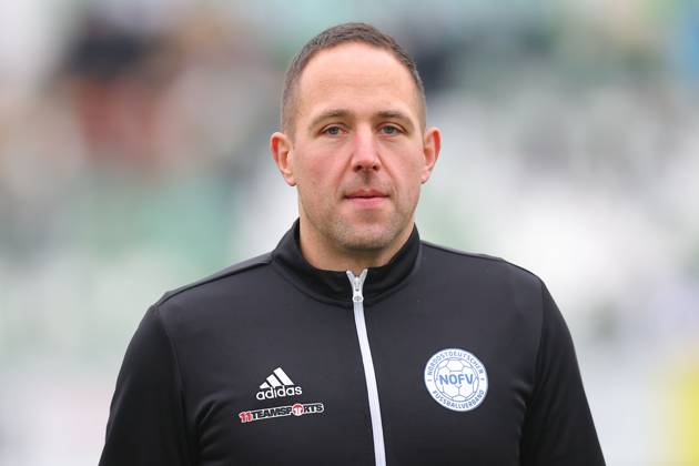 Leipzig, 08.11.2025, Alfred-Kunze-Sportpark, Fußball, Männer, Saison 2025 2026, Regionalliga Nordost, 15. Spieltag , BSG Chemie Leipzig - ZFC Meuselwitz , Im Bild: Schiedsrichter Henry Müller Mueller ,