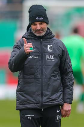 Leipzig, 08.11.2025, Alfred-Kunze-Sportpark, Fußball, Männer, Saison 2025 2026, Regionalliga Nordost, 15. Spieltag , BSG Chemie Leipzig - ZFC Meuselwitz 0:2 (0:2) , Im Bild.: Trainer Adrian Alipour, Chemie Leipzig ,