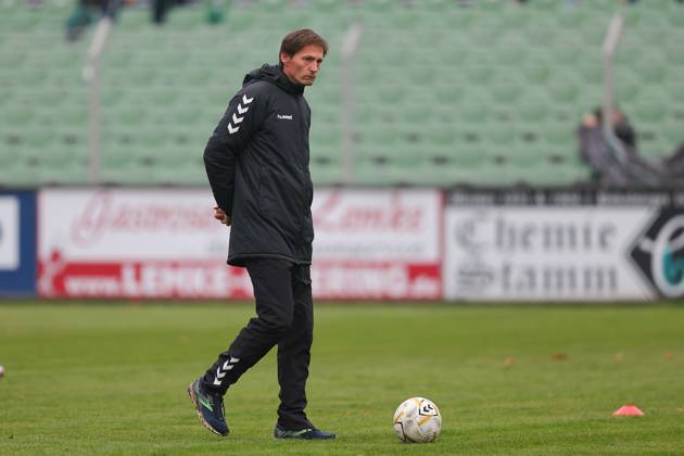 Leipzig, 08.11.2025, Alfred-Kunze-Sportpark, Fußball, Männer, Saison 2025 2026, Regionalliga Nordost, 15. Spieltag , BSG Chemie Leipzig - ZFC Meuselwitz 0:2 (0:2) , Im Bild: Trainer Georg-Martin Leopold, ZFC Meuselwitz ,