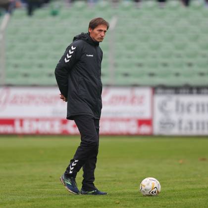 Leipzig, 08.11.2025, Alfred-Kunze-Sportpark, Fußball, Männer, Saison 2025 2026, Regionalliga Nordost, 15. Spieltag , BSG Chemie Leipzig - ZFC Meuselwitz 0:2 (0:2) , Im Bild: Trainer Georg-Martin Leopold, ZFC Meuselwitz ,