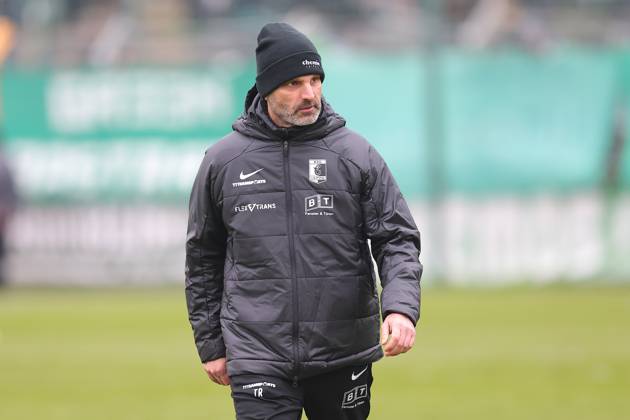 Leipzig, 08.11.2025, Alfred-Kunze-Sportpark, Fußball, Männer, Saison 2025 2026, Regionalliga Nordost, 15. Spieltag , BSG Chemie Leipzig - ZFC Meuselwitz 0:2 (0:2) , Im Bild: Trainer Adrian Alipour, Chemie Leipzig ,