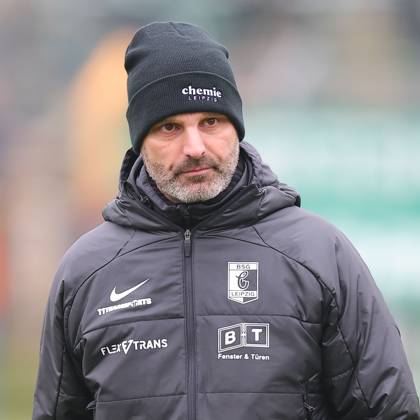 Leipzig, 08.11.2025, Alfred-Kunze-Sportpark, Fußball, Männer, Saison 2025 2026, Regionalliga Nordost, 15. Spieltag , BSG Chemie Leipzig - ZFC Meuselwitz 0:2 (0:2) , Im Bild: Trainer Adrian Alipour, Chemie Leipzig ,