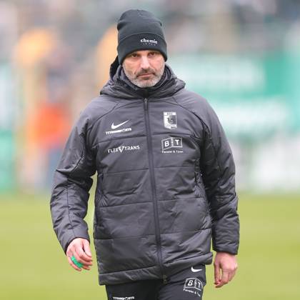 Leipzig, 08.11.2025, Alfred-Kunze-Sportpark, Fußball, Männer, Saison 2025 2026, Regionalliga Nordost, 15. Spieltag , BSG Chemie Leipzig - ZFC Meuselwitz 0:2 (0:2) , Im Bild: Trainer Adrian Alipour, Chemie Leipzig ,