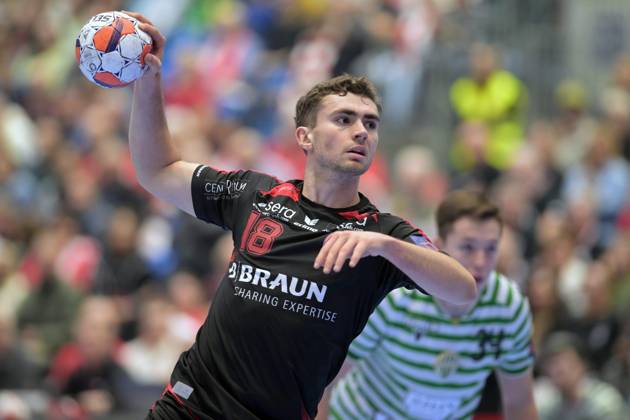 Florian Drosten (MT Melsungen 18) beim Wurf; Miklos Karai (FTC-Green Collect 34) (R) , GER, MT Melsungen - Ferencvarosi Torna Club Green Collect Budapest (HUN)l, Handball, EHF European League Maenner, Group Matches, Saison 2025 2026, 11.11.2025, GER, MT Melsungen - FTC-Green Collect, Handball, EHF Maenner, Group Matches, Saison 2025 2026, 11.11.2025 Kassel Copyright: xEibner-Pressefotox xRolandxSippex EP_RSL