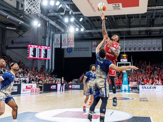 Kevin McClain (MLP Academics Heidelberg, 03), Cobe Williams (BMA365 Bamberg Baskets, 24), BMA365 Bamberg Baskets vs. MLP Academics Heidelberg, Basketball, BBL Pokal, Viertelfinale, 13.11.2025 BMA365 Bamberg Baskets vs. MLP Academics Heidelberg, Basketball, BBL Pokal, Viertelfinale, 13.11.2025 Bamberg Copyright: xEibner-Pressefoto G.xSantemizx EP_EER