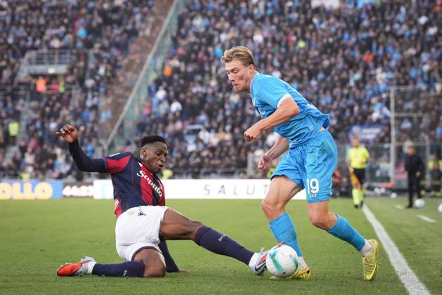 NapoliÕs Rasmus Hojlund fights for the ball with Bologna s Jhon Lucumi during the Serie A soccer match between Bologna and Napoli at the Renato DallÕAra Stadium in Bologna, north Italy - Sunday, November 9, 2025 - Copyright: xMassimoxPaolone LaPressex