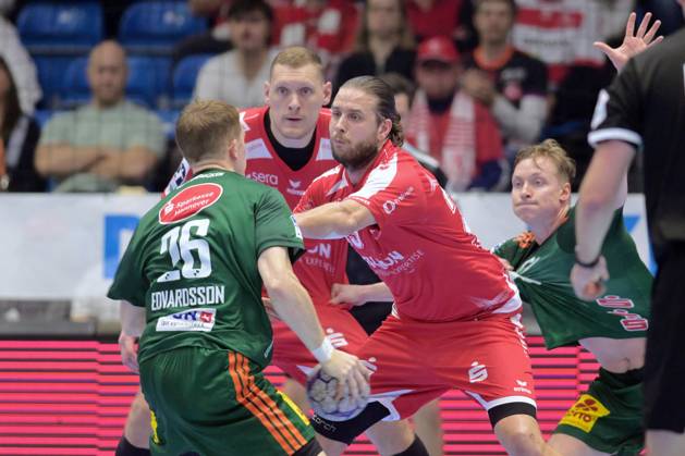 Jonathan Edvardsson (TSV Hannover-Burgdorf 26) (am Ball), Dainis Kristopans (MT Melsungen 10), Olle Forsell Schefvert (MT Melsungen 25) (R), August Baskar Pedersen (TSV Hannover-Burgdorf 17) (R) , GER, MT Melsungen - TSV Hannover-Burgdorf, Handball, 1. Bundesliga, 12. Spieltag, Saison 2025 2026, 14.11.2025, GER, MT Melsungen - TSV Hannover-Burgdorf, Handball, 1. Bundesliga, 12. Spieltag, Saison 2025 2026, 14.11.2025 Kassel Copyright: xEibner-Pressefotox xRolandxSippex EP_RSL