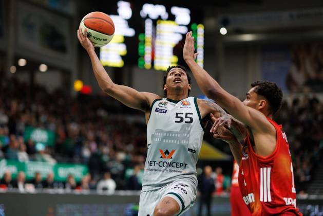 Eli Brooks (Gladiators Trier) im Zweikampf mit Oscar da Silva (FC Bayern Basketball), Vet Concept Gladiators Trier vs FC Bayern Basketball, Basketball, BBL Pokal, Viertelfinale, Saison 2025 2026, 16.11.2025 Vet Concept Gladiators Trier vs FC Bayern Basketball, Basketball, BBL Pokal, Viertelfinale, Saison 2025 2026, 16.11.2025 Copyright: xEibner-Pressefoto AlexanderxNeisx EP_ANS