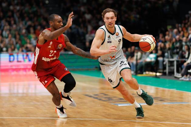 Marco Hollersbacher (Gladiators Trier) im Zweikampf mit Isiaha Mike (FC Bayern Basketball), Vet Concept Gladiators Trier vs FC Bayern Basketball, Basketball, BBL Pokal, Viertelfinale, Saison 2025 2026, 16.11.2025 Vet Concept Gladiators Trier vs FC Bayern Basketball, Basketball, BBL Pokal, Viertelfinale, Saison 2025 2026, 16.11.2025 Copyright: xEibner-Pressefoto AlexanderxNeisx EP_ANS