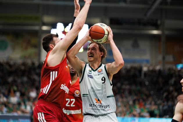 Marco Hollersbacher (Gladiators Trier) im Zweikampf mit Leon Kratzer (FC Bayern Basketball), Vet Concept Gladiators Trier vs FC Bayern Basketball, Basketball, BBL Pokal, Viertelfinale, Saison 2025 2026, 16.11.2025 Vet Concept Gladiators Trier vs FC Bayern Basketball, Basketball, BBL Pokal, Viertelfinale, Saison 2025 2026, 16.11.2025 Copyright: xEibner-Pressefoto AlexanderxNeisx EP_ANS
