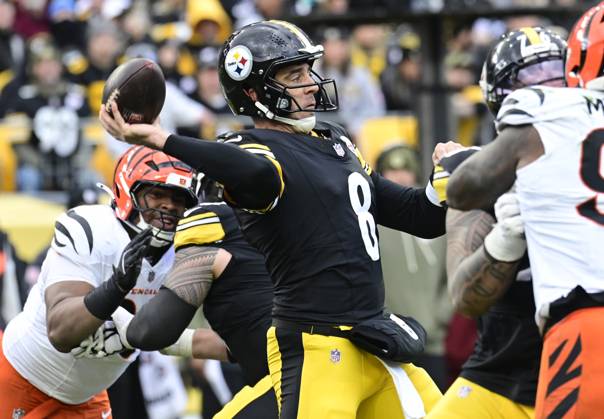 Pittsburgh Steelers quarterback Aaron Rodgers (8) throws in the second quarter against the Cincinnati Bengals at Acrisure Stadium Sunday, November 16, 2025 in Pittsburgh.  PIT2025111613 ARCHIExCARPENTER
