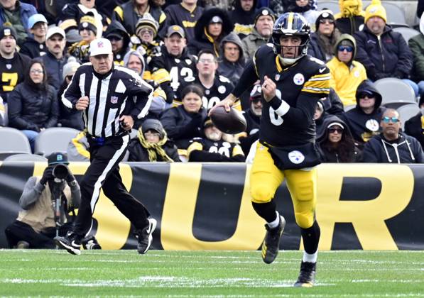 Pittsburgh Steelers quarterback Aaron Rodgers (8) scrambles for eight yards and a first down in the second quarter against the Cincinnati Bengals at Acrisure Stadium Sunday, November 16, 2025 in Pittsburgh.  PIT2025111615 ARCHIExCARPENTER