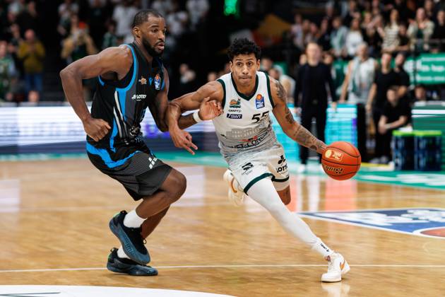 Sport Bilder des Tages Eli Brooks (Gladiators Trier) im Zweikampf mit Naz Bohannon (Science City Jena), Vet Concept Gladiators Trier vs Science City Jena, Basketball, easyCredit BBL, 8. Spieltag, Saison 2025 2026, 19.11.2025 Vet Concept Gladiators Trier vs Science City Jena, Basketball, easyCredit BBL, 8. Spieltag, Saison 2025 2026, 19.11.2025 Copyright: xEibner-Pressefoto AlexanderxNeisx EP_ANS