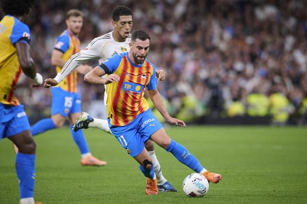 Real Madrid CF™s Jude Bellingham (L) and Valencia CF™s Luis Rioja during La Liga match. November 01 ,2025. (20251101496)
