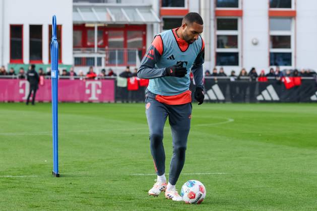 Jonathan Tah (FC Bayern Muenchen, 04) mit Ball, GER, Oeffentliches Training, FC Bayern Muenchen, Fussball, Saison 2025 2026, 20.11.2025, GER, Oeffentliches Training, FC Bayern Muenchen, Fussball, Saison 2025 2026, 20.11.2025 Muenchen Copyright: xEibner-Pressefoto JennixMaulx EP_JML