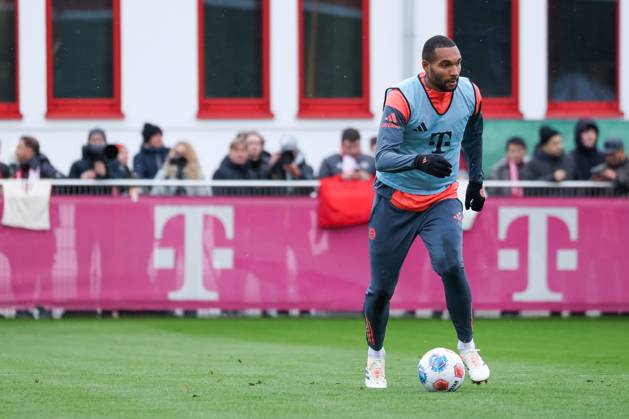 Jonathan Tah (FC Bayern Muenchen, 04) mit Ball, GER, Oeffentliches Training, FC Bayern Muenchen, Fussball, Saison 2025 2026, 20.11.2025, GER, Oeffentliches Training, FC Bayern Muenchen, Fussball, Saison 2025 2026, 20.11.2025 Muenchen Copyright: xEibner-Pressefoto JennixMaulx EP_JML