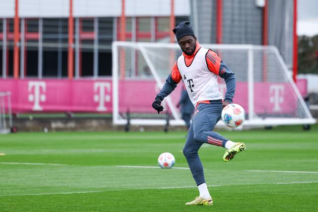 Alphonso Davies (FC Bayern Muenchen, 19) mit Ball, GER, Oeffentliches Training, FC Bayern Muenchen, Fussball, Saison 2025 2026, 20.11.2025, GER, Oeffentliches Training, FC Bayern Muenchen, Fussball, Saison 2025 2026, 20.11.2025 Muenchen Copyright: xEibner-Pressefoto JennixMaulx EP_JML