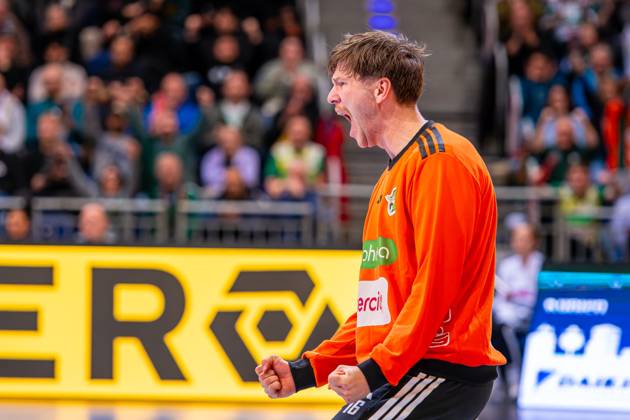Simon Gade (TSV Hannover-Burgdorf, Nr. 16) (v.l.), TSV Hannover-Burgdorf (grün) gegen Bergischer HC (beige) am 13. Spieltag der Saison 2025 2026 in der DAIKIN Handball-Bundesliga (20.11.2025, ZAG Arena (Hannover, GER), Copyright: xJanxGuentherx xTSVxHannover-Burgdorfx